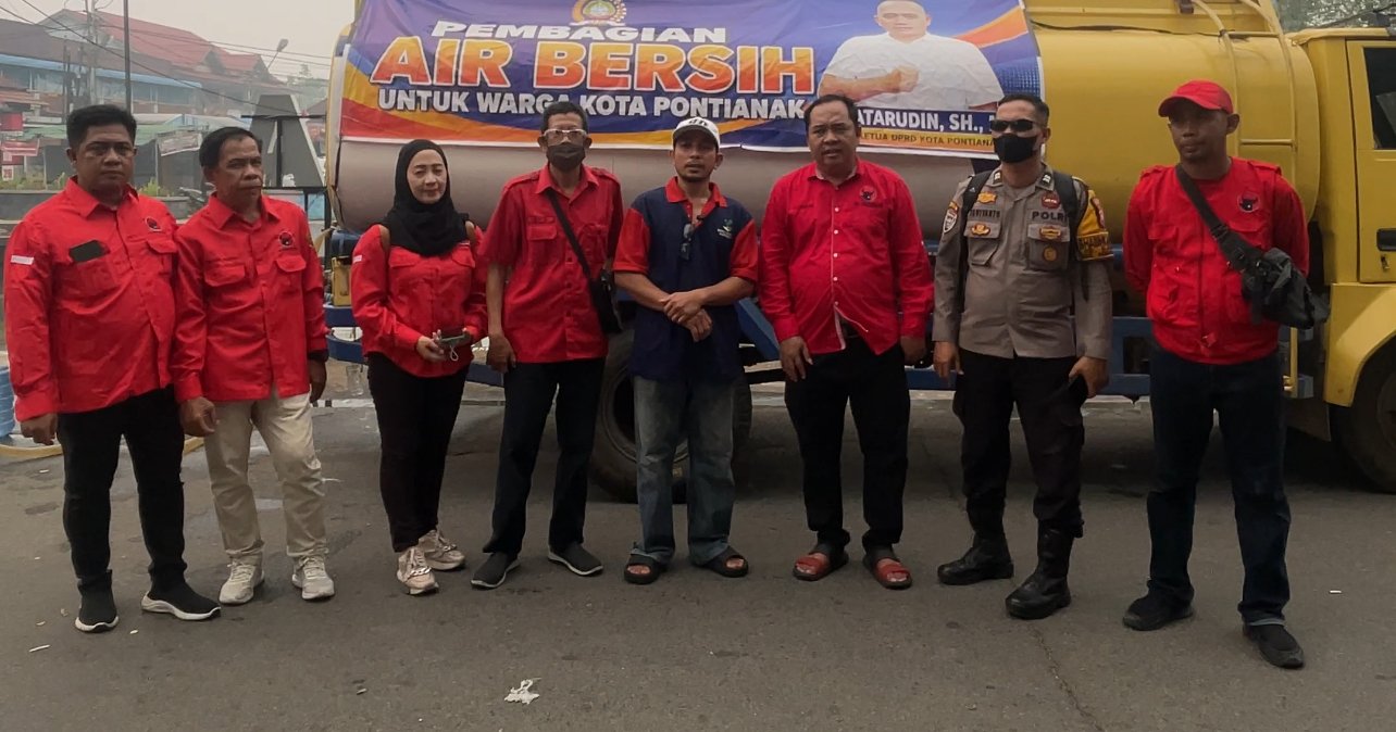 PAC PDI Perjuangan Pontianak Kota Salurkan Bantuan Air Bersih untuk Warga Sei Jawi